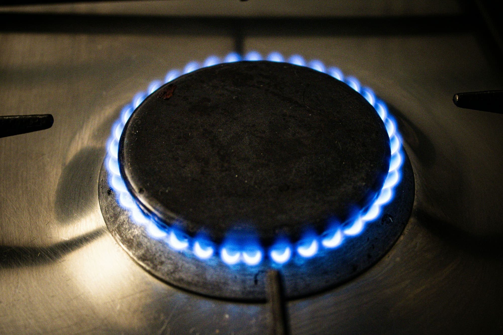Blaue Gasflamme auf einem Herd
